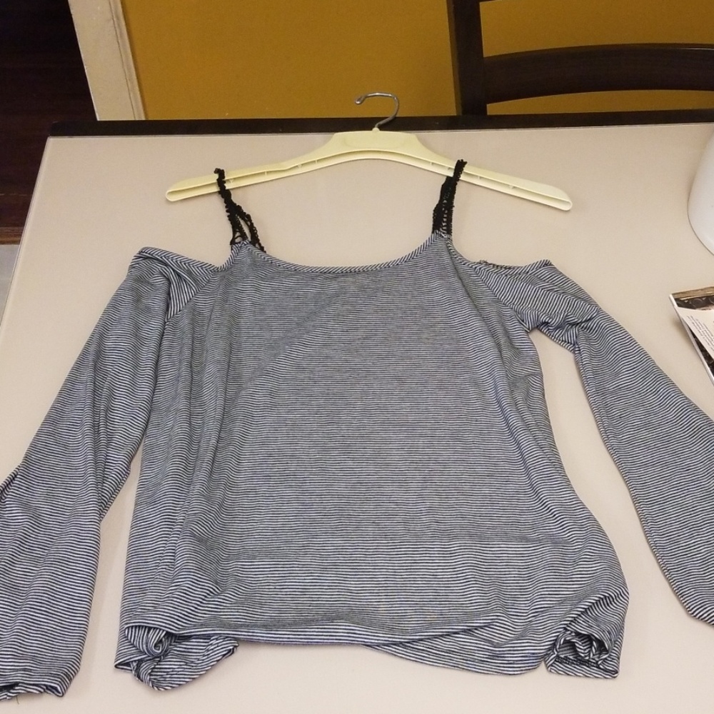 Long sleeve cold shoulder shirt